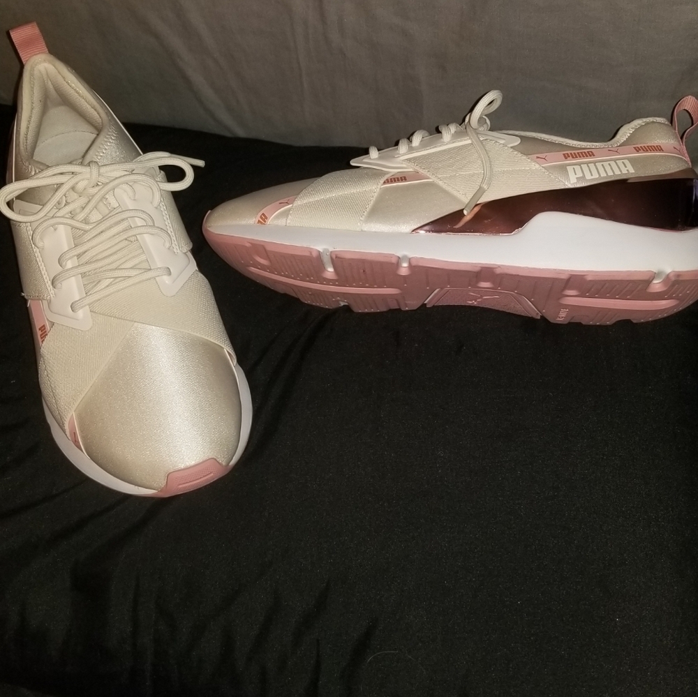 Woman's Pumas